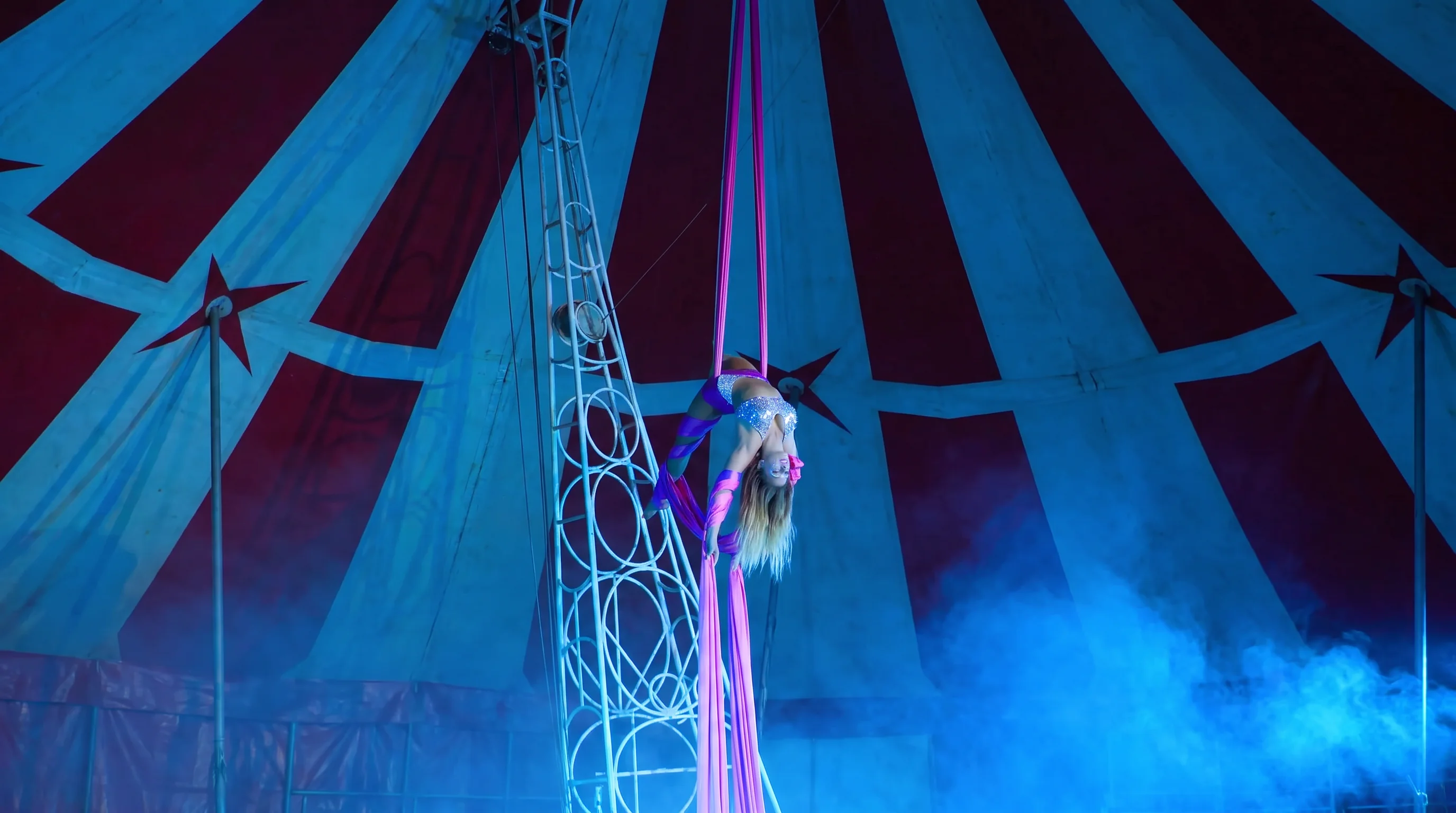 Artista de telas aéreas durante un show en Lima